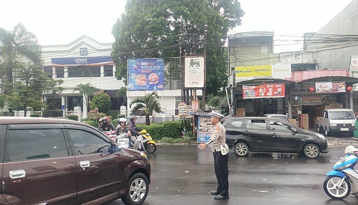 Personil Lantas Polsek Ujungberung Lakukan Giat Pengaturan Arus Lalulintas sore Hari