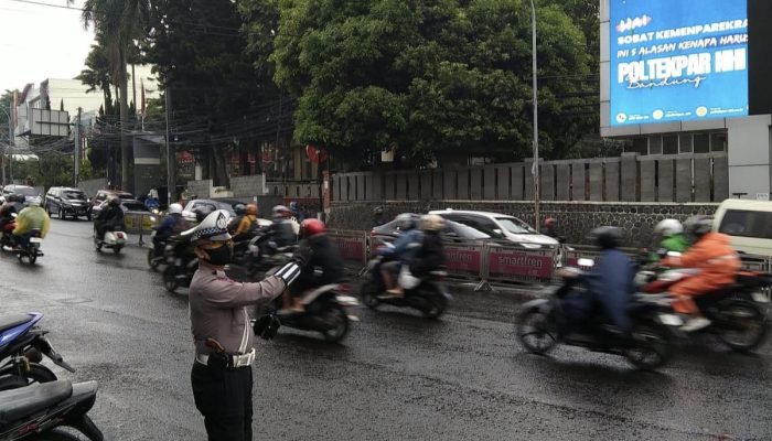 Antisipasi Kemacetan Siang Hari Personil Unit Lalulintas Polsek Sukasari Melaksanakan Pengamanan Jalur