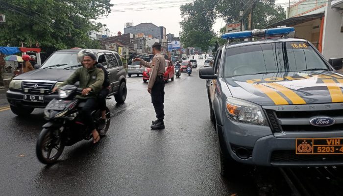 Antisipasi Kemacetan sore hari Personil Samapta Polsek Ujungberung Melaksanakan Pengaturan Arus Lalin