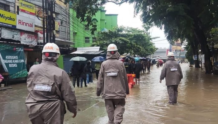 Tim SAR Sat Brimob Polda Jabar, Evakuasi Bencana Alam Banjir Di Dayeuh Kolot