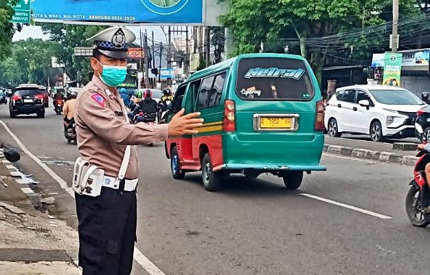 Wujud Pelayanan Kepada Masyarakat, Personil Unit Lantas Polsek Astanaanyar Gelar Gatur Lalulintas Siang