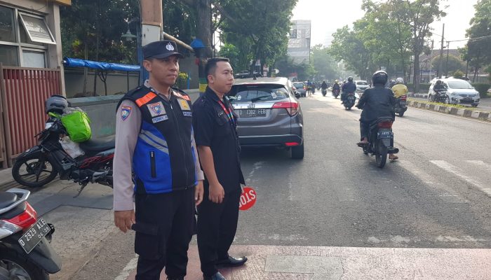 Personel Bhabinkamtibmas Polsek Batununggal Lakukan Pengaturan Arus Lalulintas Pagi Hari