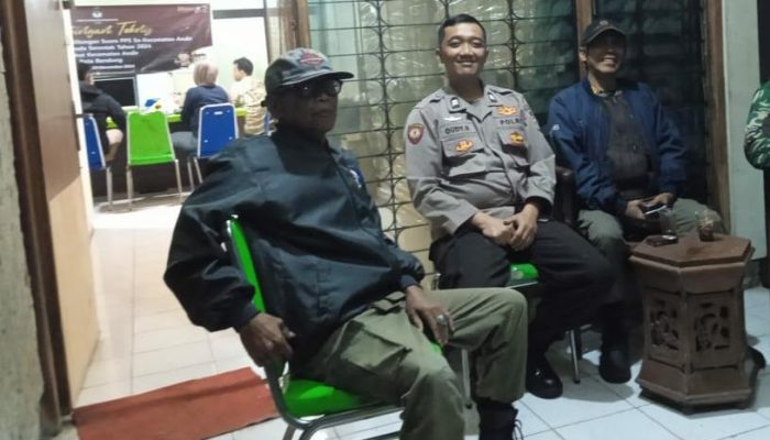 Personel Polsek Andir Bantu Petugas Linmas Laksanakan Siskamling di Wilayah