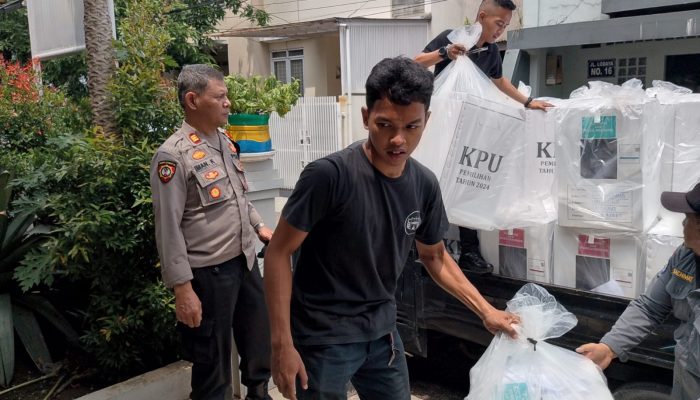 Personel Polsek Lengkong Pengawalan dan Pengamanan Pendistribusian Logistik Pilkada 2024