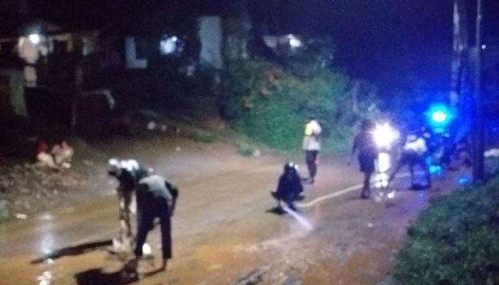 Polsek Cibiuk Bersihkan Jalan dari Lumpur