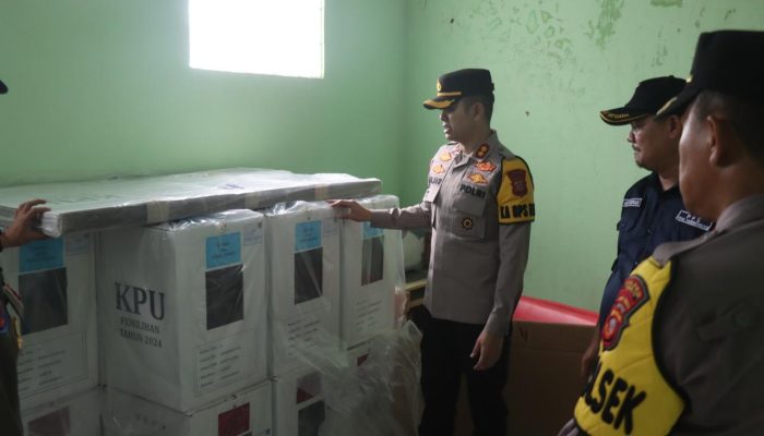 Kapolres Garut Cek TPS untuk Pastikan Pilkada Aman dan Kondusif