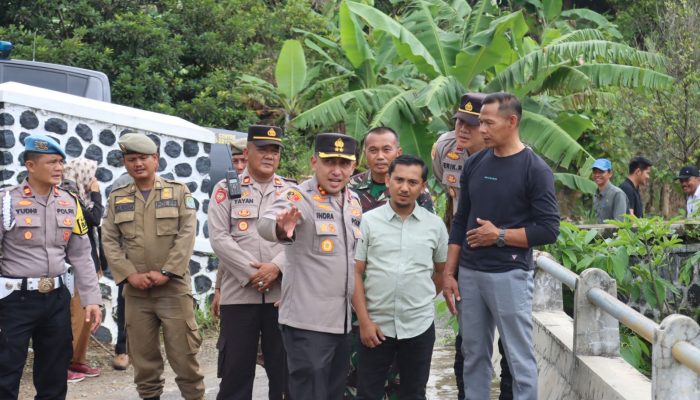 Polisi Cek Jembatan Amblas di Wilayah Sukahaji Kabupaten Majalengka