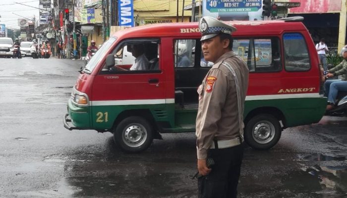 Unit Lantas Polsek Kiaracondong Polrestabes Bandung Laksanakan Pengawasan dan Pengaturan Lalulintas di Sore Hari