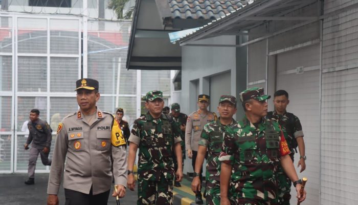 Kapolda Jabar dan Pangdam III Siliwangi Cek Pelaksanaan Pemungutan Suara di Kabupaten Garut