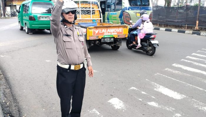 Personil Polsek Cibeunying kidul giat Yanmas siang hari Pengaturan Lalulintas