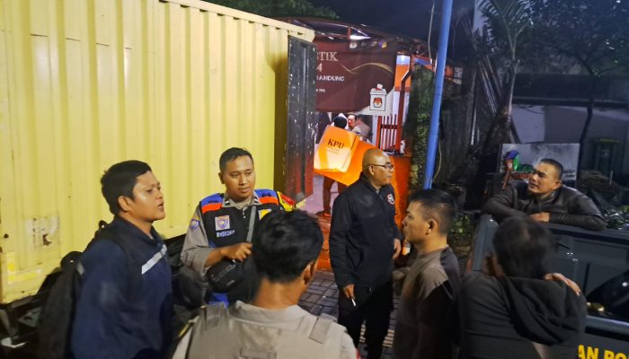 Personel Polsek Lengkong Pengawalan dan Pengamanan Logistik Pilkada 2024 dari PPS ke Gudang PPK Kecamatan Lengkong