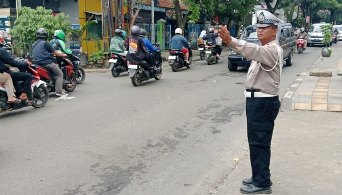 Personil Polsek Bandung Kulon giat Yanmas Siang hari Pengaturan Lalulintas