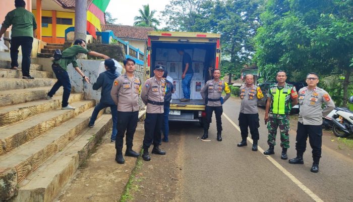 Polisi Pengamanan Penarikan Logistik Pilkada Tingkat PPS ke PPK di Kecamatan Cipaku