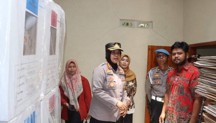 Polisi Pantau Pengumpulan Kotak Suara Pasca Pemungutan Suara Pilkada Serentak 2024