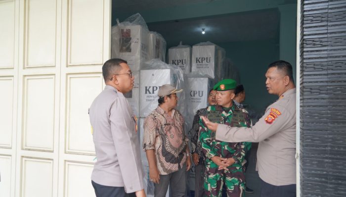 Pasca Pilkada Serentak , Polisi Cek Langsung Logistik Pilkada di PPK