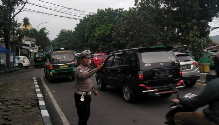 Personil Polsek Polsek Cibeunying kidul berikan pelayanan Kepada Masyarakat di pagi hari