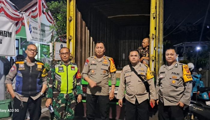 Anggota Sat Narkoba Polrestabes Bandung amankan Pergeseran Kotak Suara