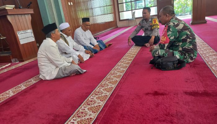 Bhabinkamtibmas dan Babinsa. Melaksanakan Dialog kamtibmas dan ketahanan pangan Wilayah Kelurahan pakemitan Kecamatan Cinambo Kota Bandung