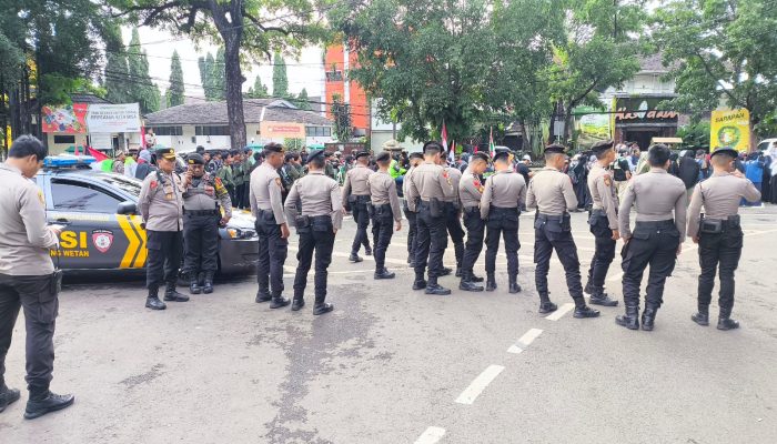 POLRESTABES BANDUNG LAKSANAKAN PENGAMANAN AKSI UNJUK RASA DAN LONGMARCH ALIANSI BELA PALESTINA