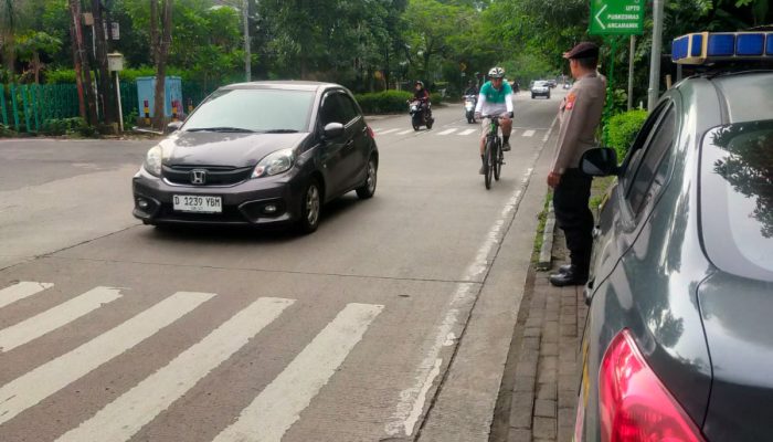 Antisipasi Kemacetan pagi Personil Samapta Polsek Arcamanik Melaksanakan Penjagaan Pengaturan Arus Lalin