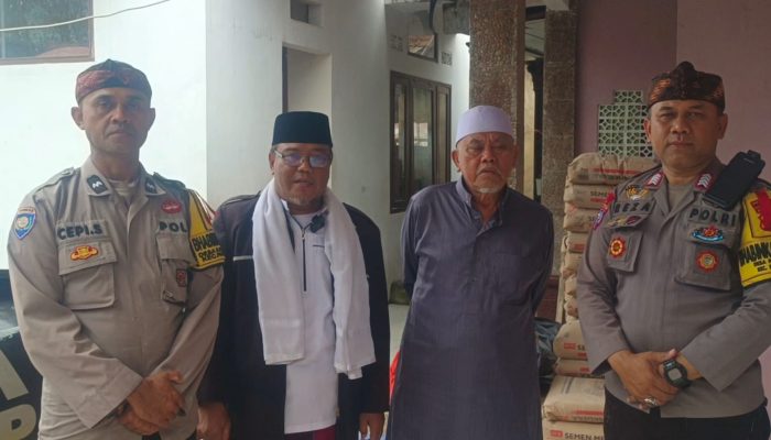 Polsek Pasirwangi Berikan Bantuan 50 Sak Semen untuk Rumah Tahfidz