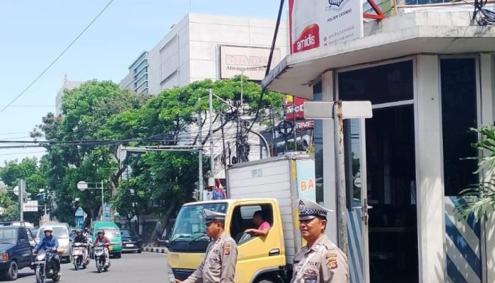 Polsek Cicendo Polrestabes Bandung Laksanakan Pelayanan dengan Pengaturan lalu lintas di Pos Istana Plaza