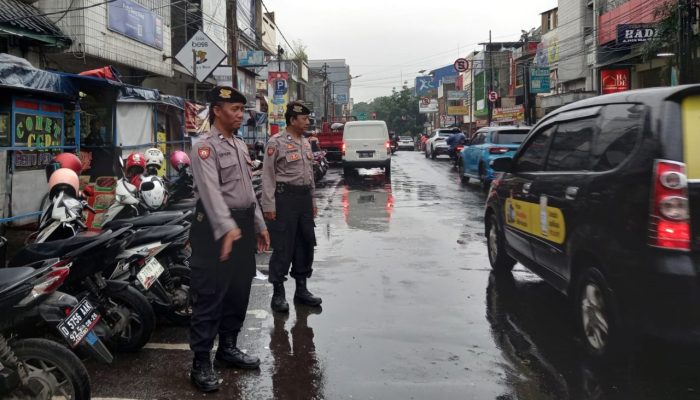 Antiisipasi Gangguan Kamseltibcarlantas Sore, Personil Unit Samapta Polsek Astanaanyar Laksanakan Gatur Lalulintas