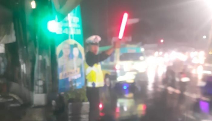 Unit Lantas Polsek Kiaracondong Polrestabes Bandung Laksanakan Pengawasan dan Pengaturan Lalulintas di Malam Hari