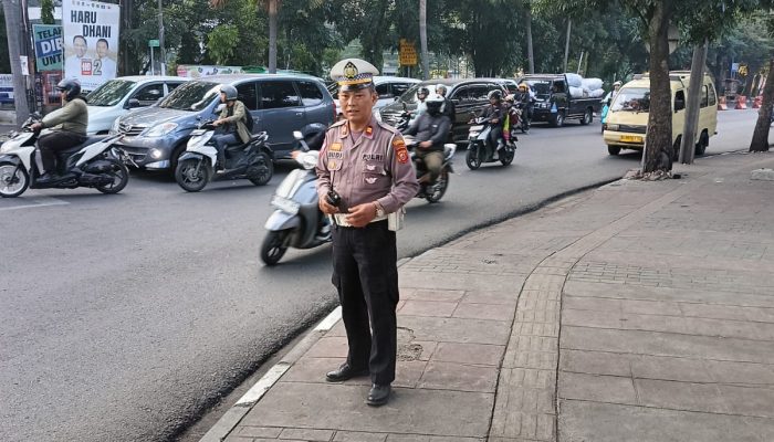Antisipasi  Rawan Macet pagi Anggota Lalu lintas  Polsek Regol Melaksanakan  pengaturan Arus Lalin