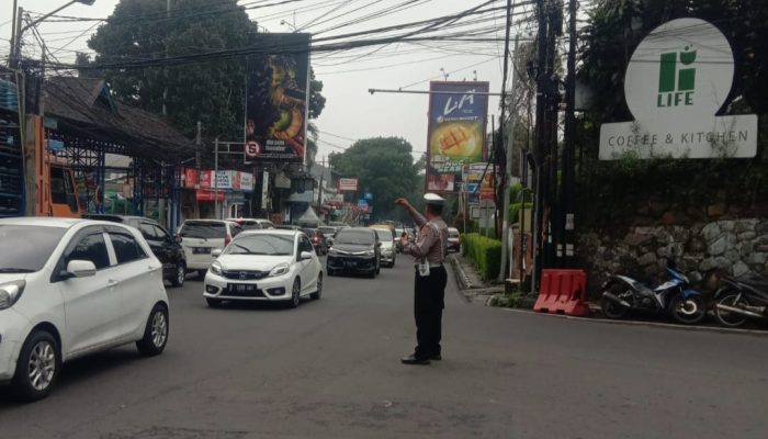 Antisipasi Kemacetan Pagi Hari Personil Unit Lalulintas Polsek Sukasari Melaksanakan Pengamanan Jalur