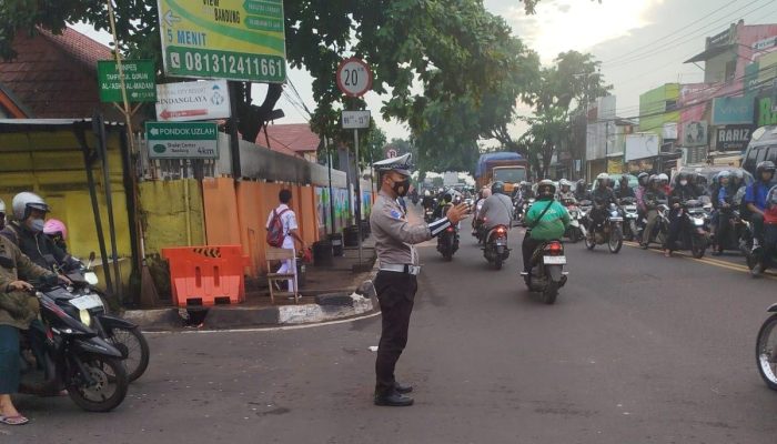 Pastikan Arus Lalulintas Lancar, Unit Lantas Polsek Antapani Laksanakan Pengaturan Arus Lalulintas.