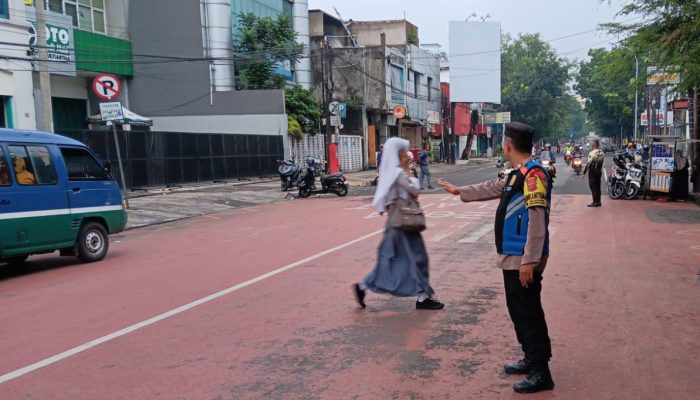 Bhabinkamtibmas Polsek Lengkong berikan Pelayanan Masyarakat Zona Sekolah Wilkum Polsek Lengkong