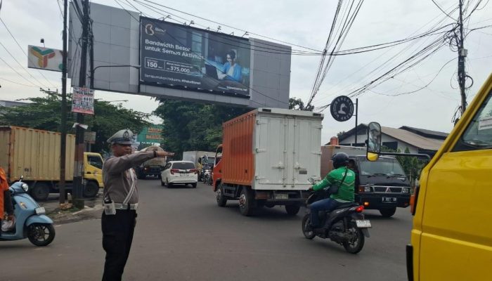 Personel Unit Lantas Polsek Babakan Ciparay Laksanakan Pengaturan Arus Lalin Dibeberapa titik rawan kemacetan sore Hari