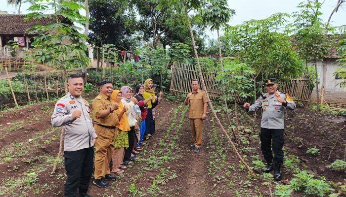 Polsek Banyuresmi Dampingi Kelompok Wanita Tani (KWT) Dalam Tanaman Pekarangan Pangan Bergizi