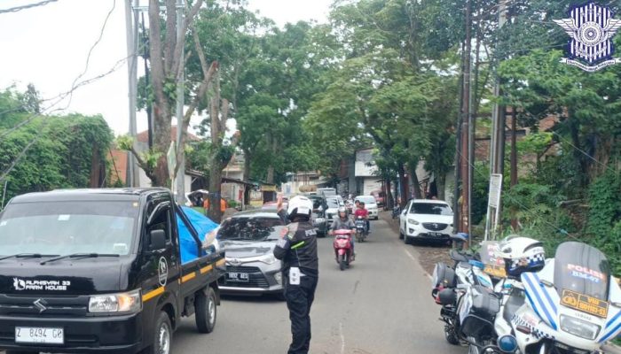 Truk Pasir Mogok di Jembatan Copong, Dua Anggota Polisi Lalu Lintas Lakukan Pengaturan Lalu Lintas