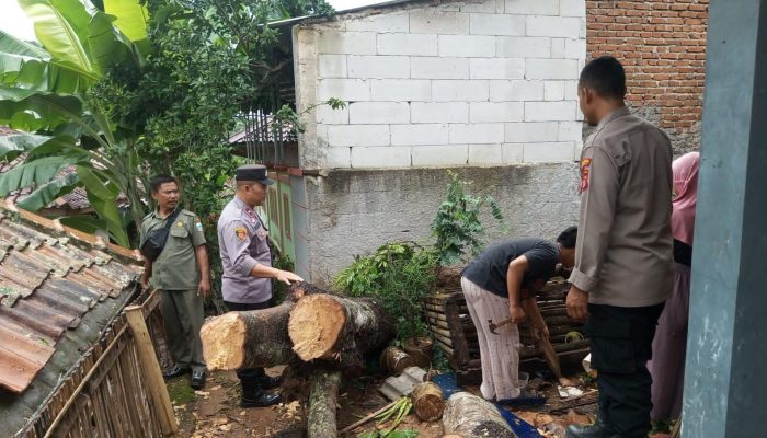 Polsek Singajaya Lakukan Mitigasi Bencana Alam Akibat Hujan Deras