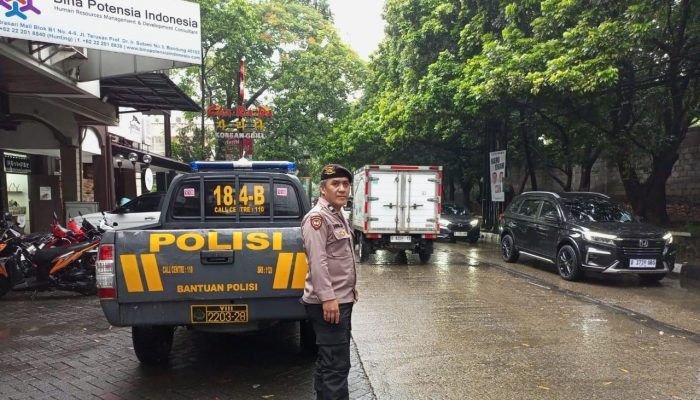 Unit Samapta Polsek Sukajadi Lakukan Strong Point Gatur Lalin di Wilkum Polsek Sukajadi Pasca Hujan