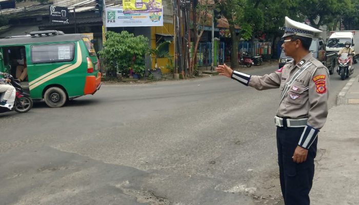 Personil Polsek Bandung Kulon Unit Lantas dan Patroli QR giat Yanmas Siang hari Pengaturan Lalulintas