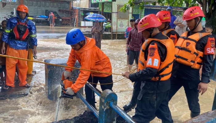 Brimob Polda Jabar Melakukan Evakuasi dan Penanggulangan Banjir di Wilayah Hukum Polres Sukabumi Kabupaten