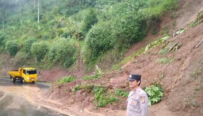 Longsor Tutup Sebagian Jalan Caringin-Bungbulang