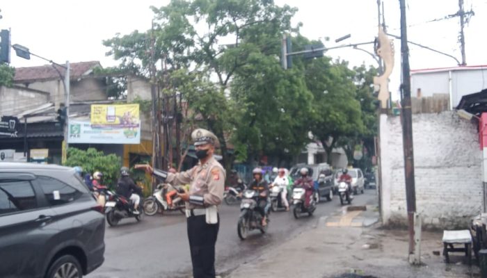 Personil Polsek Bandung Kulon Unit Lantas dan Patroli QR giat Yanmas Sore hari Pengaturan Lalulintas