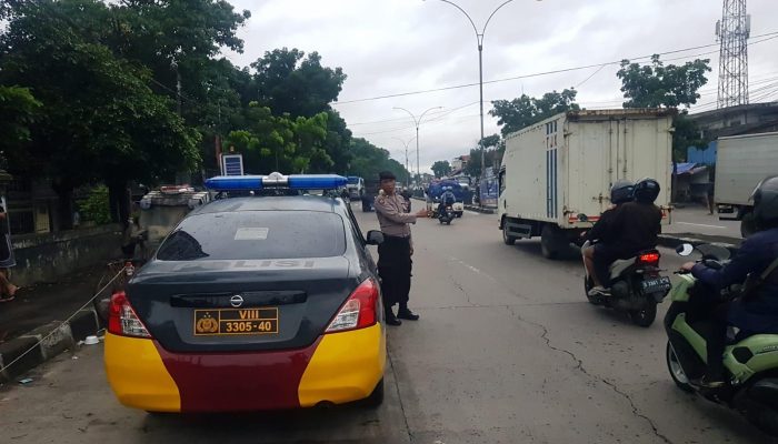 Antisipasi Kemacetan sore hari Personil Samapta Polsek Babakan Ciparay Melaksanakan Pengaturan Arus Lalin