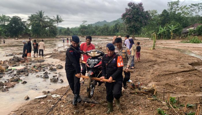 Tim SAR Brimob Polda Jabar Lakukan Evakuasi dan Penanggulangan bencana alam banjir bandang di wilayah Sagaranten Kabupaten Sukabumi. 