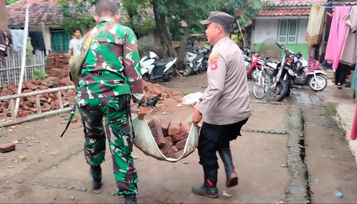 Polsek Pameungpeuk Cek TKP Rumah Roboh Akibat Cuaca Buruk 