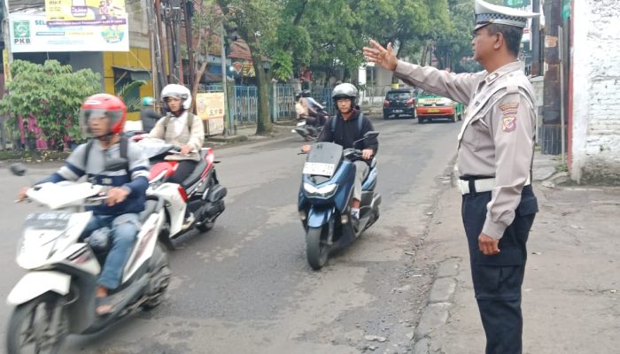 Personil Polsek Bandung Kulon Unit Lantas dan Patroli QR Yanmas Pagi hari Pengaturan Lalulintas