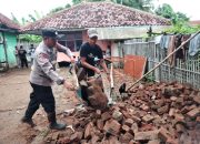 Polsek Pameungpeuk Cek TKP Rumah Roboh Akibat Cuaca Buruk