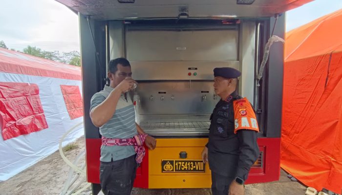 Tim SAR Brimob Jabar Terjunkan Mobil Water treatment Bantu Korban Banjir di Kab. Sukabumi