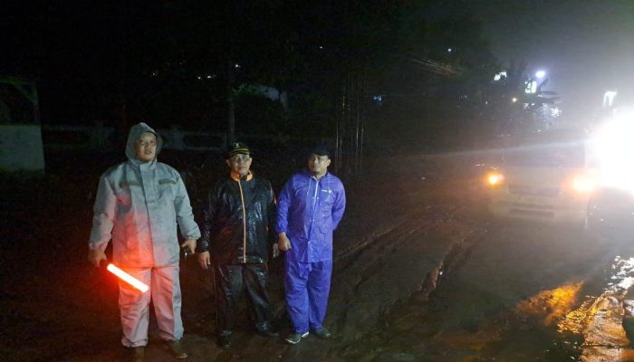 Polres Garut Bersihkan Lumpur Bekas Banjir