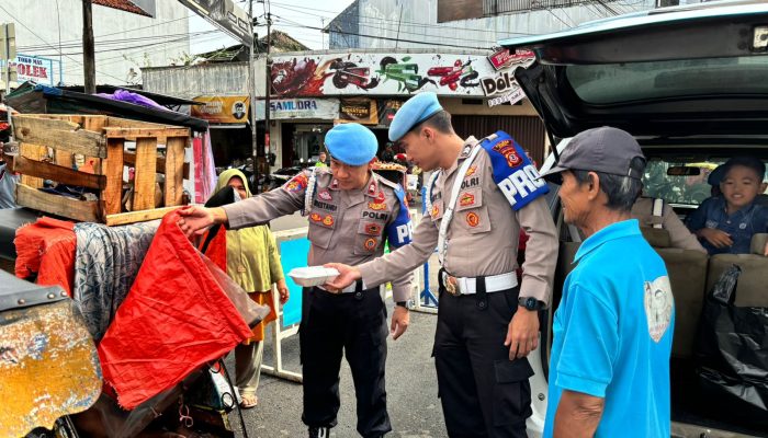 Baksos Si Propam Polres Garut, Berikan Bantuan Kepada Orang Yang Membutuhkan