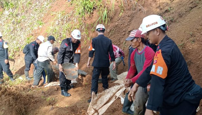 Tim SAR Brimob Polda Jabar : Tanggap Cepat dalam Menanggulangi Banjir dan Longsor di Sukabumi